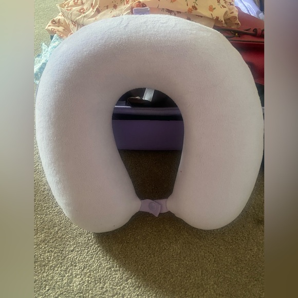Purple travel pillow - Picture 2 of 3